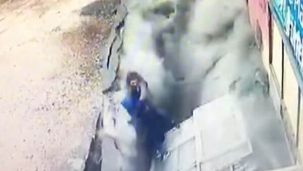 Как будто земля поглотила — женщины провалились под асфальт в Турции. Видео - Sputnik Кыргызстан