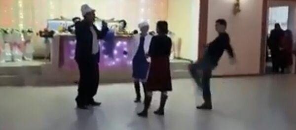 Мужчина пнул женщину на тое — МВД Кыргызстана прокомментировало видео - Sputnik Кыргызстан