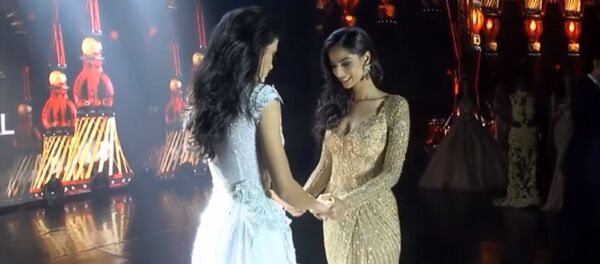 Девушка упала в обморок, узнав, что выиграла конкурс красоты. Видео - Sputnik Кыргызстан