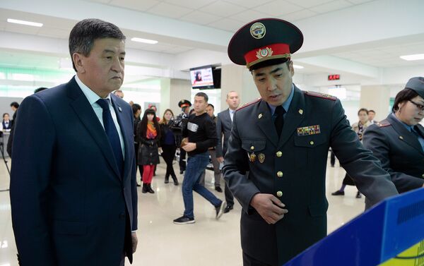 По его словам, в центре установлены пункты приема платежей и аппарат электронной очереди - Sputnik Кыргызстан
