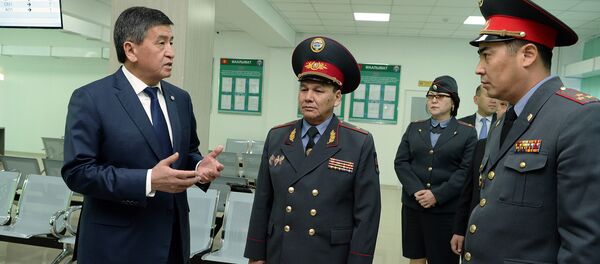 Президент Сооронбай Жээнбеков ИИМдин Мамлекеттик кызматтарды көрсөтүү борборун көрүү учурунда Президент Сооронбай Жээнбеков ИИМдин Мамлекеттик кызматтарды көрсөтүү борборун көрүү учурунда - Sputnik Кыргызстан