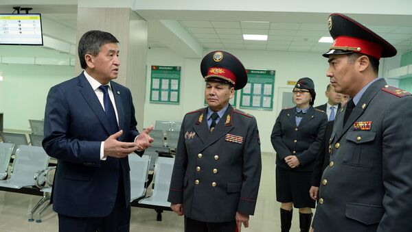 Президент Сооронбай Жээнбеков сегодня, 27 октября, посетил готовящийся к открытию Центр предоставления государственных услуг МВД - Sputnik Кыргызстан