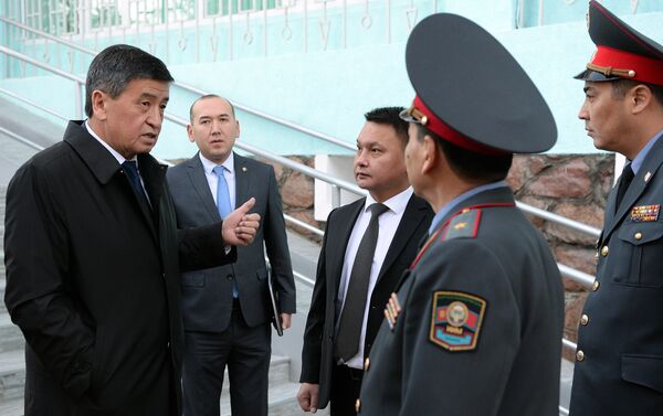 Было отмечено, что многочасовые ожидания в очередях при получении справок и документов уйдут в прошлое. - Sputnik Кыргызстан