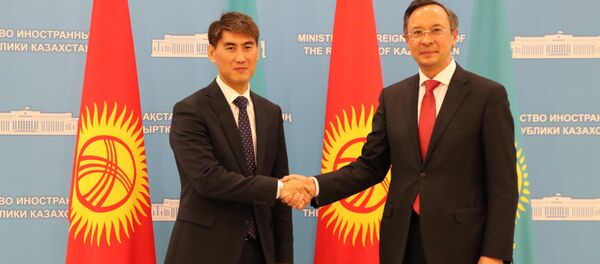 Министр иностранных дел КР Чингиз Айдарбеков встретился с казахстанским коллегой Кайратом Абдрахмановым Министр иностранных дел КР Чингиз Айдарбеков встретился с казахстанским коллегой Кайратом Абдрахмановым - Sputnik Кыргызстан