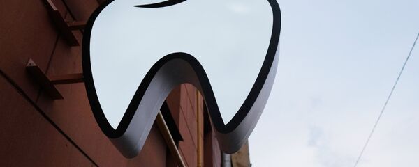 Вывеска в форме зуба надо входом в стоматологический кабинет. Архивное фото - Sputnik Кыргызстан