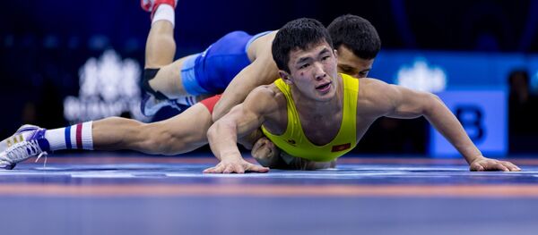Кыргызстанский борец греко-римского стиля Жоламан Шаршенбеков во время схватки за золото со спортсменом из Азербайджана Алдани Азизлини в Будапеште Кыргызстанский борец греко-римского стиля Жоламан Шаршенбеков во время схватки за золото со спортсменом из Азербайджана Алдани Азизлини в Будапеште - Sputnik Кыргызстан