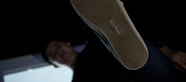 Мужчина имитирует удар ногой. Иллюстративное фото - Sputnik Кыргызстан