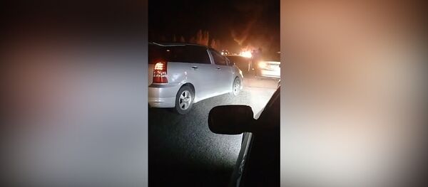Легковушка врезалась в ограждение и загорелась близ Токмока — видео очевидца - Sputnik Кыргызстан