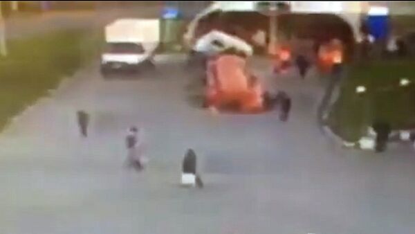 КамАЗ провалился под землю рядом с пешеходами — видео из Казани - Sputnik Кыргызстан