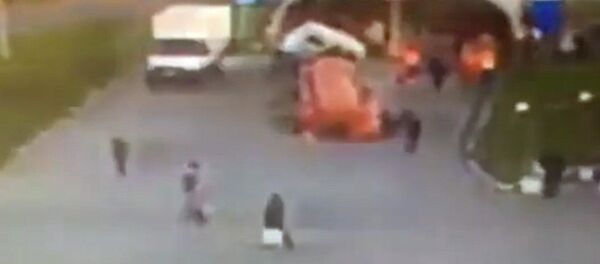 КамАЗ провалился под землю рядом с пешеходами — видео из Казани - Sputnik Кыргызстан
