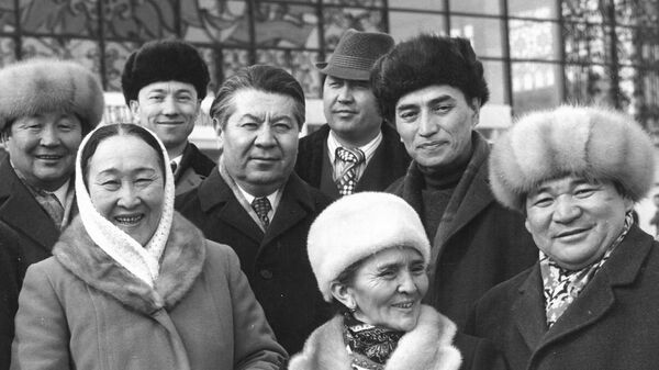 Фотография звезд и работников кыргызского театра была снята в 1980-х годах во Фрунзе (ныне Бишкек) - Sputnik Кыргызстан