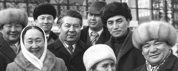 Театр жана кино актрисасы, СССРдин эл артисти, Токтогул атындагы сыйлыктын лауреты Даркүл Күйүкова(солдон биринчи). Архив - Sputnik Кыргызстан