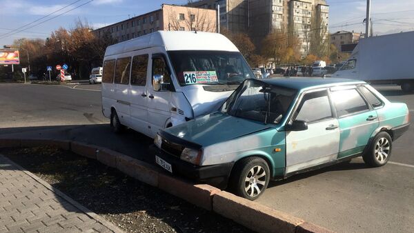 Столкновение маршрутки и легкового автомобиля в Восток-5 - Sputnik Кыргызстан