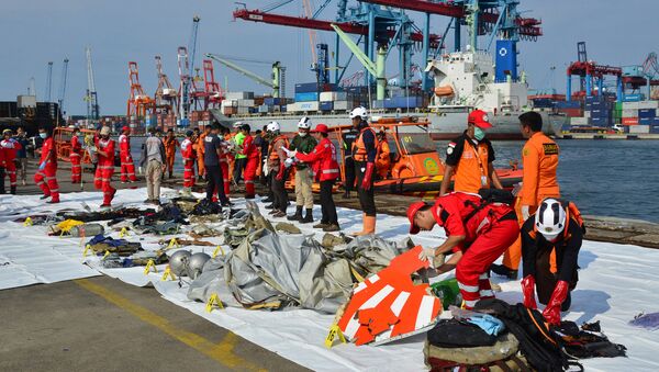 Спасатели собирают обломки потерпевшего крушение самолета Boeing 737 у берегов Индонезии. 29 октября 2018 года - Sputnik Кыргызстан