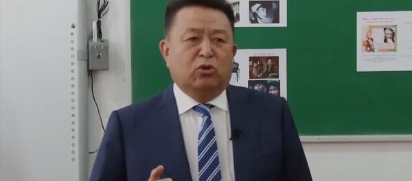 Депутат Чыныбай Турсунбеков курсанттарга Ильяздын ырын аткарып берди Депутат Чыныбай Турсунбеков курсанттарга Ильяздын ырын аткарып берди - Sputnik Кыргызстан