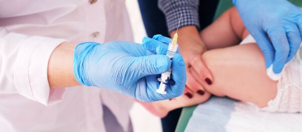 Медик делает прививку ребенку. Архивное фото - Sputnik Кыргызстан