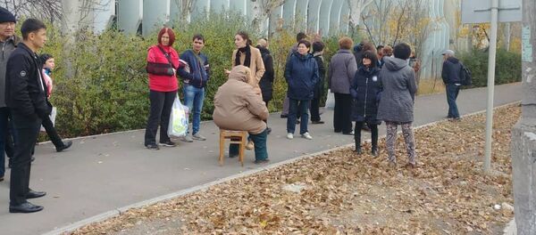 Митинг жителей микрорайона № 7 против строительства 12-этажного дома Митинг жителей микрорайона № 7 против строительства 12-этажного дома - Sputnik Кыргызстан