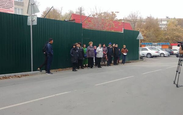 В столичном микрорайоне № 7 жители вышли на митинг против строительства 12-этажного дома, сообщила местная жительница Сымбат Каниметова - Sputnik Кыргызстан