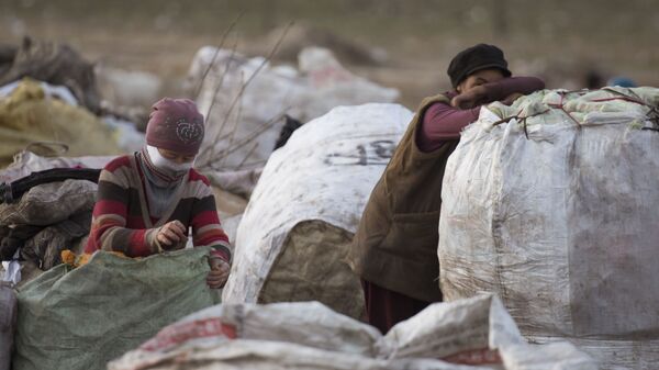 Женщины работающие на мусорном полигоне в Бишкеке. Архивное фото - Sputnik Кыргызстан