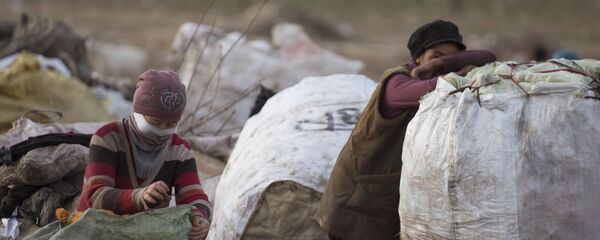 Таштанды чогултуп жаткан адамдар. Архив - Sputnik Кыргызстан