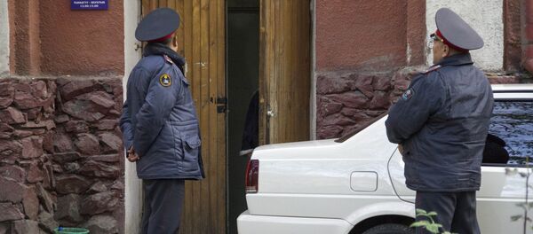 Сотрудники милиции у Первомайского районного суда Бишкека. Архивное фото - Sputnik Кыргызстан