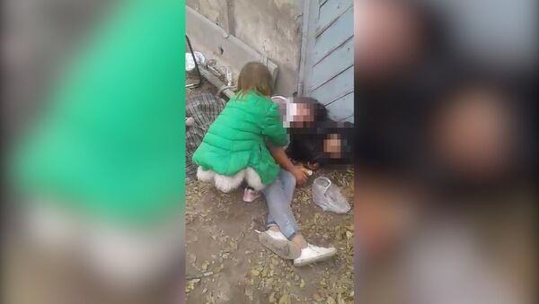 В Бишкеке маленькая девочка пыталась поднять пьяную мать — видео очевидца - Sputnik Кыргызстан