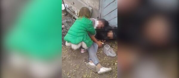 Мас апасын тургуза албай мукураган бөбөк. Бишкекте тартылган видео - Sputnik Кыргызстан