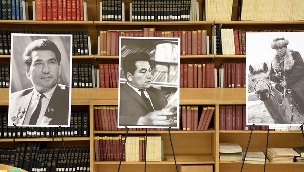 Фотовыставка, посвященная 90-летию писателя Чынгыза Айтматова в библиотеке ООН в Нью-Йорке - Sputnik Кыргызстан
