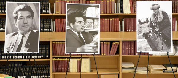 Фотовыставка, посвященная 90-летию писателя Чынгыза Айтматова в библиотеке ООН в Нью-Йорке - Sputnik Кыргызстан