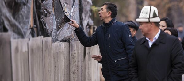 Прогулка мэра Бишкека Азиза Суракматова и его команды по Бишкеку - Sputnik Кыргызстан