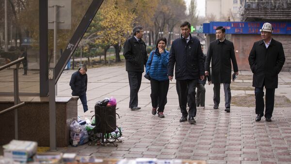Мэр Бишкека Азиз Суракматов и сотрудники мэрии во время прогулки по Бишкеку. Архивное фото - Sputnik Кыргызстан