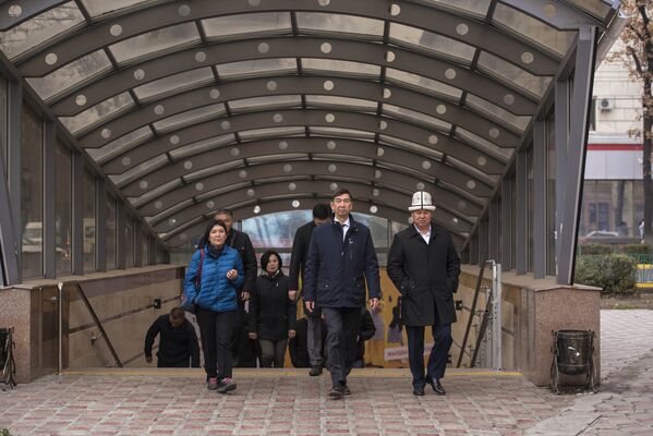 Прогулка мэра Бишкека Азиза Суракматова и его команды по Бишкеку - Sputnik Кыргызстан