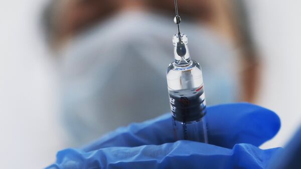 Медик готовит шприц с вакциной. Архивное фото - Sputnik Кыргызстан