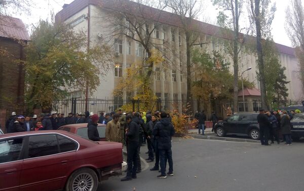 Сторонники бывшего советника экс-президента КР Алмазбека Атамбаева Икрамжана Илмиянова собрались возле здания Бишкекского городского суда - Sputnik Кыргызстан