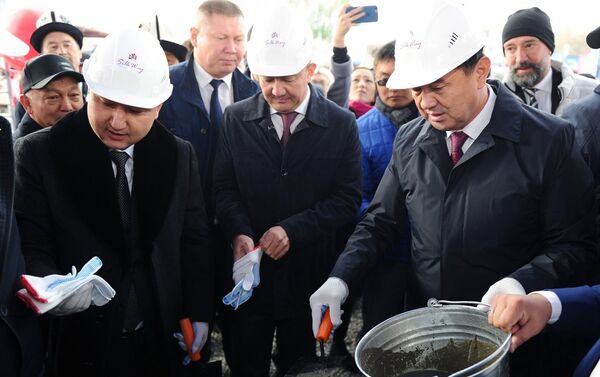 Премьер-министр Мухаммедкалый Абылгазиев Аламүдүн районунда 35 миң адамды жумуш менен камсыздайт деген Silk Way индустриалдык-логистикалык паркынын курулушуна капсула салды - Sputnik Кыргызстан