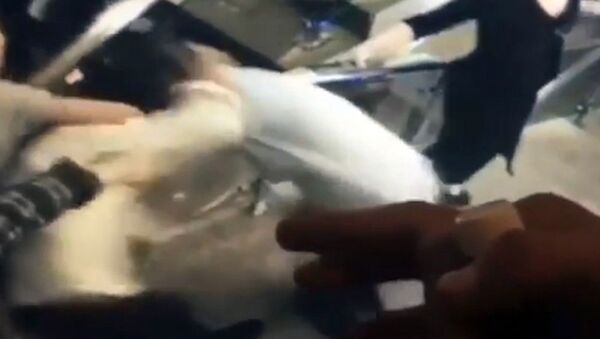 На видео попала драка в ночном клубе Бишкека, где погиб 18-летний студент - Sputnik Кыргызстан
