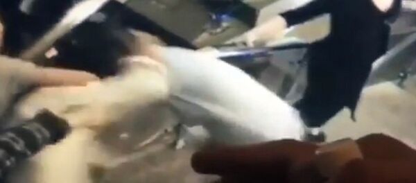 На видео попала драка в ночном клубе Бишкека, где погиб 18-летний студент - Sputnik Кыргызстан