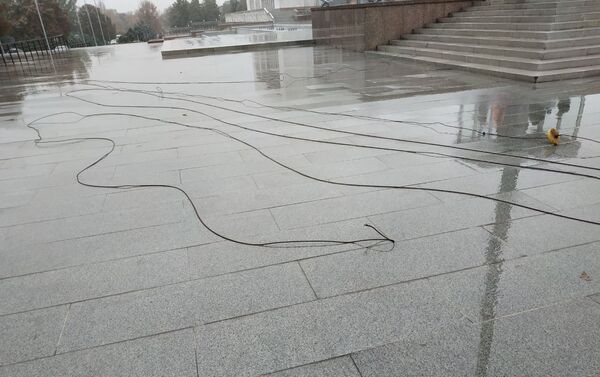 На площади Ала-Тоо в Бишкеке с флагштока сорвался флаг КР. - Sputnik Кыргызстан