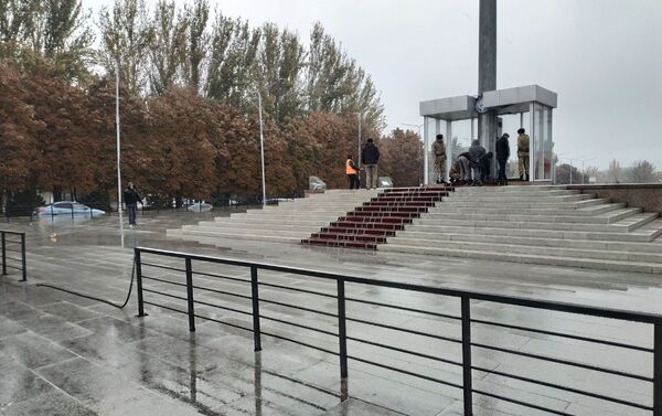 По словам очевидца, работающие на месте люди пояснили, что полотнище отяжелело из-за влажного снега и трос флагштока лопнул. - Sputnik Кыргызстан