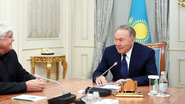 Встреча президента РК Нурсултана Назарбаева и певца Алибека Днишева - Sputnik Кыргызстан