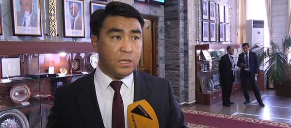 Депутаттар чын жүрөктөн эмнеден уяларын айтып беришти. Видео Депутаттар чын жүрөктөн эмнеден уяларын айтып беришти. Видео - Sputnik Кыргызстан