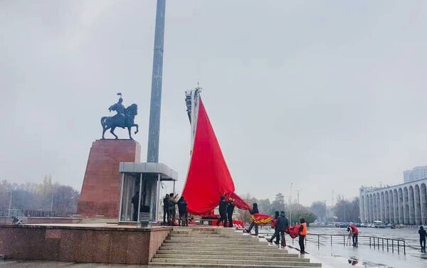 Флаг КР на площади Ала-Тоо в Бишкеке снова водрузили на флагшток после ремонта подвижных конструкций - Sputnik Кыргызстан