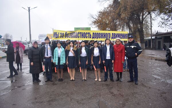При этом милиционеры были одеты теплее - Sputnik Кыргызстан