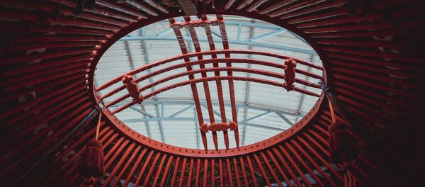 Лонгрид: Кыргыздын колунан чыккан өзгөчө буюмду арабдар 200 долларга сатып алат Лонгрид: Кыргыздын колунан чыккан өзгөчө буюмду арабдар 200 долларга сатып алат - Sputnik Кыргызстан