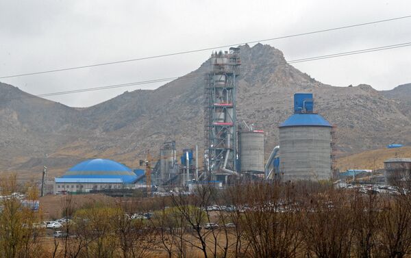 Президент Сооронбай Жээнбеков принял участие в открытии Араванского цементного завода в Ошской области. - Sputnik Кыргызстан
