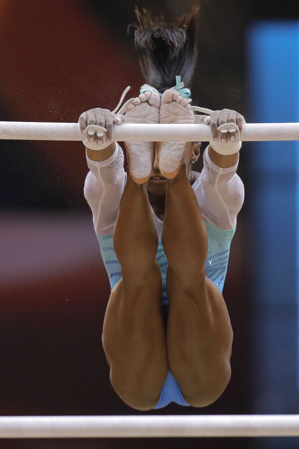 Американская гимнастка Симона Байлз в финале чемпионата мира по спортивной гимнастике в Дохе - Sputnik Кыргызстан