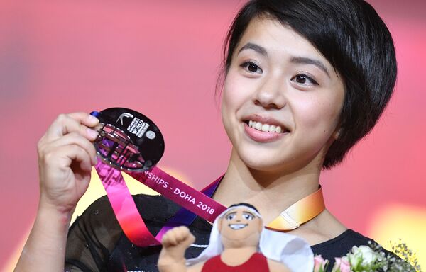 Японская гимнастка Маи Мураками завоевавшая серебряную медаль в индивидуальном многоборье среди женщин на чемпионате мира по спортивной гимнастике в Дохе, во время церемонии награждения - Sputnik Кыргызстан
