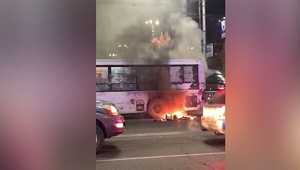 В центре Бишкека загорелся пассажирский автобус — видео - Sputnik Кыргызстан