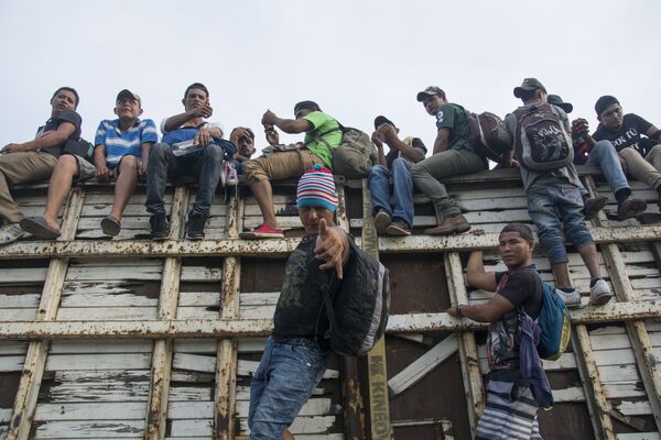 Караван мигрантов из Гондураса направляется в США - Sputnik Кыргызстан