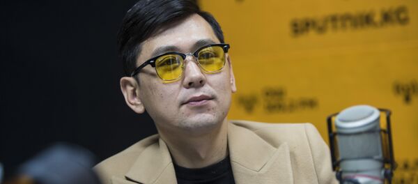 Популярдуу ырчы Нурлан Насип маек учурда Популярдуу ырчы Нурлан Насип маек учурда - Sputnik Кыргызстан